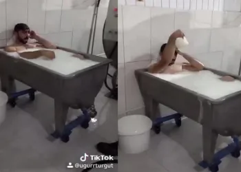 Tepki çeken görüntü! Süt toplama merkezinde süt banyosu yaptı
