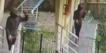 Eve giremeyince balkondaki çamaşır askılığını çaldı