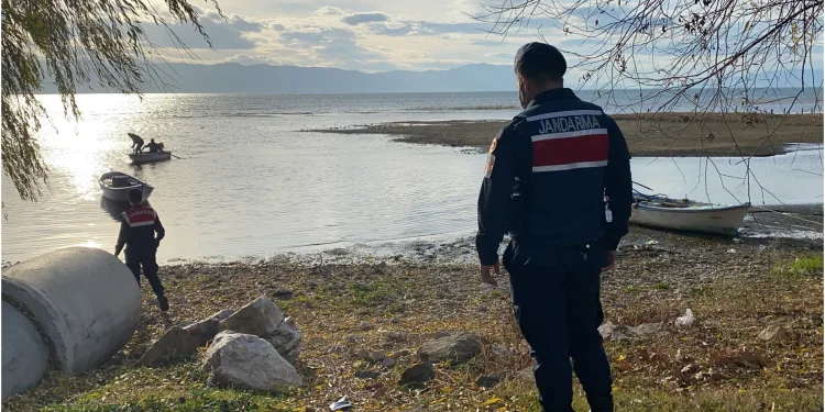 İznik Gölü’nde sular çekilince ortaya çıktı