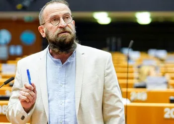 Eşcinsellik karşıtı vekil, eşcinsel seks partisinde basıldı