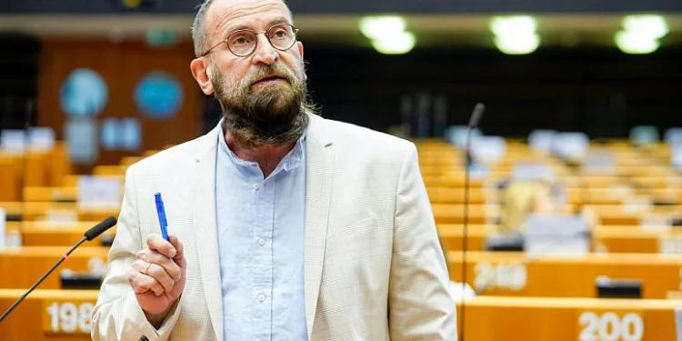 Eşcinsellik karşıtı vekil, eşcinsel seks partisinde basıldı