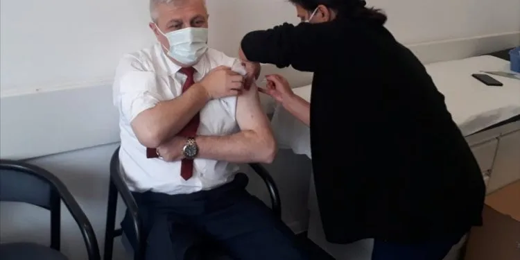 Bursa İl Sağlık Müdürü, aşı için gönüllü oldu