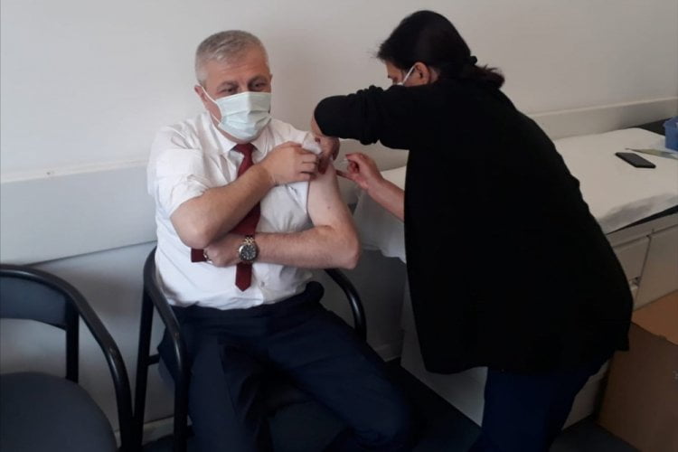 Bursa İl Sağlık Müdürü, aşı için gönüllü oldu