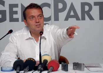 Cem Uzan: Davutoğlu ve Babacan, AKP artıkları; emekli olsunlar gitsinler köşelerine