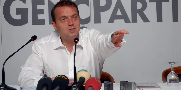 Cem Uzan: Davutoğlu ve Babacan, AKP artıkları; emekli olsunlar gitsinler köşelerine