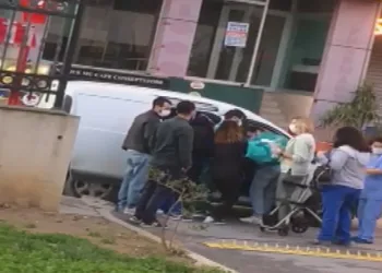 Hastane kapısında araçta doğum yaptı