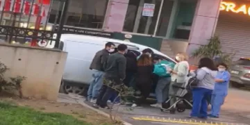Hastane kapısında araçta doğum yaptı