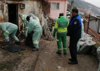 Bursa’da boş evden bir kamyon çöp çıktı