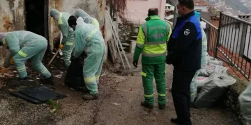 Bursa’da boş evden bir kamyon çöp çıktı