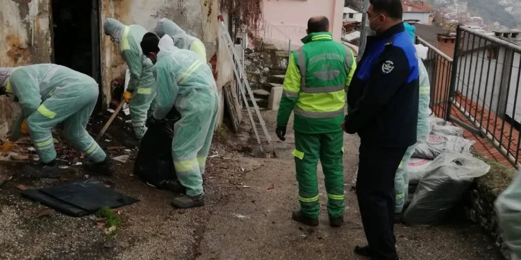 Bursa’da boş evden bir kamyon çöp çıktı