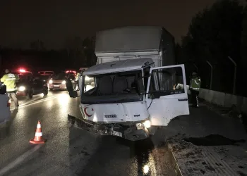 Bursa’da çalıntı kamyonetle polisten kaçtı, kaza yaptı