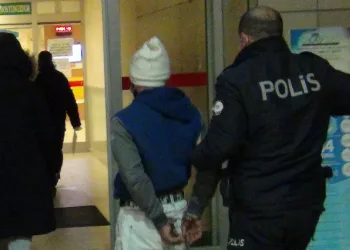 Yasağı ihlal eden kardeşler polislere saldırdı