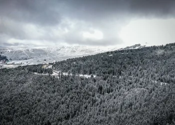 Uludağ’daki kar yağışı turizmcileri sevindirdi