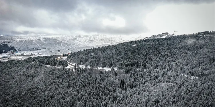 Uludağ’daki kar yağışı turizmcileri sevindirdi