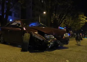 Bursa’da alkollü sürücü boş yolda bariyerlere çarptı