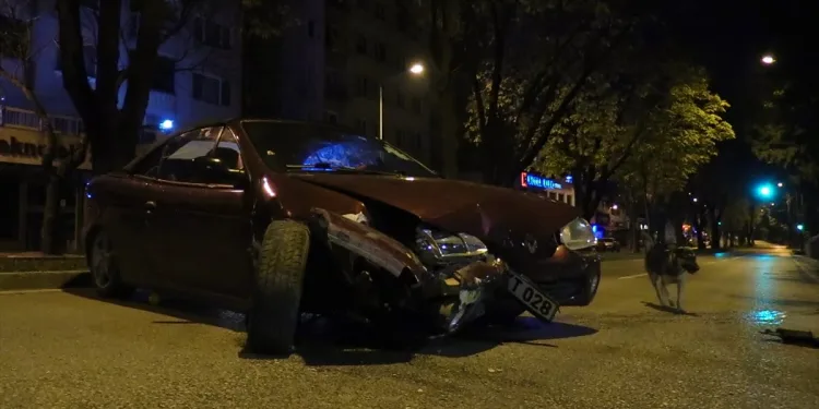 Bursa’da alkollü sürücü boş yolda bariyerlere çarptı