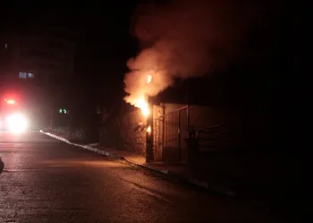 Bursa’da elektrik direği bir anda alev aldı