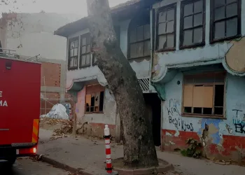 Bursa İnegöl’de metruk binada çıkan yangını mahalleli söndürdü