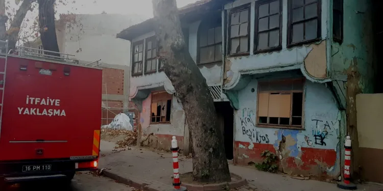Bursa İnegöl’de metruk binada çıkan yangını mahalleli söndürdü