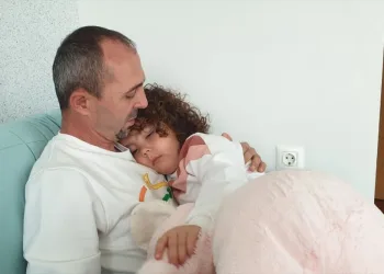 Bursa’da karantinası sona eren sağlıkçı baba kızıyla kucaklaştı