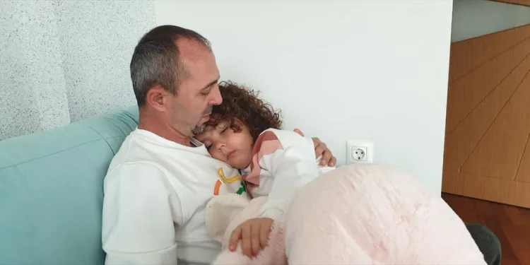 Bursa’da karantinası sona eren sağlıkçı baba kızıyla kucaklaştı