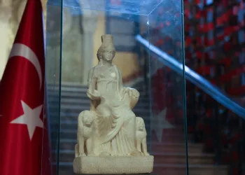 1700 yaşındaki “Kybele” heykeli ziyaretçilerini ağırlamaya başladı