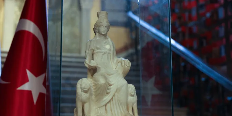 1700 yaşındaki “Kybele” heykeli ziyaretçilerini ağırlamaya başladı
