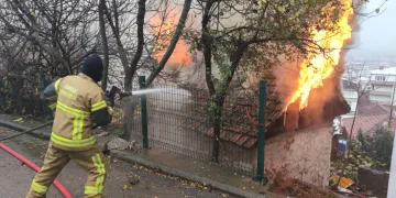 Bursa’da 4 çocuklu ailenin evi alev alev yandı