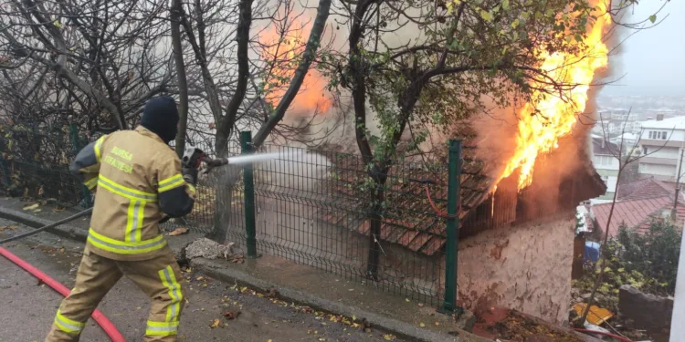 Bursa’da 4 çocuklu ailenin evi alev alev yandı