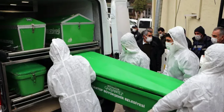Gaziantep’te cenazeler ailelere teslim ediliyor