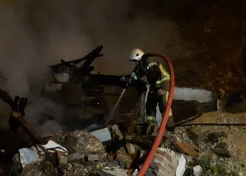 Bursa’da yangın çıkan metruk ev çöktü