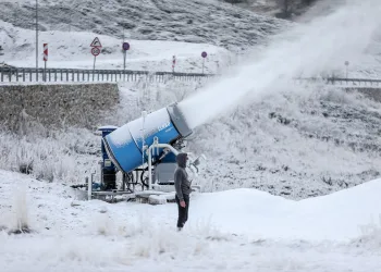 Bursa Uludağ’da pistlere suni kar yağdırılıyor