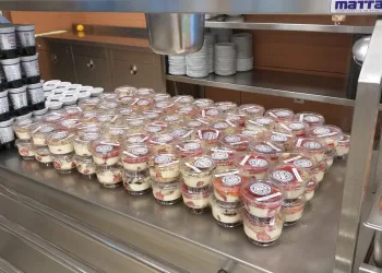 İnegöl’de lise öğrencilerinden sağlık çalışanlarına tatlı ikramı