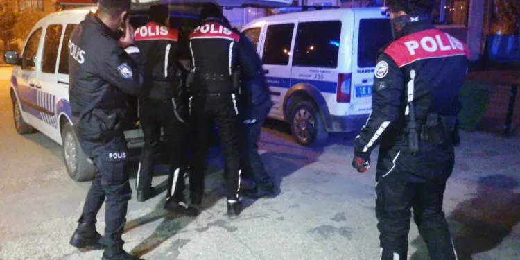 Aranıyorlardı! Kısıtlamayı ihlal edince yakalandılar