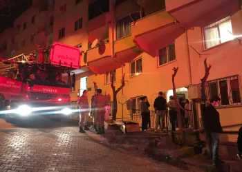 Bursa’da apartman boşluğundaki yangın panik yarattı