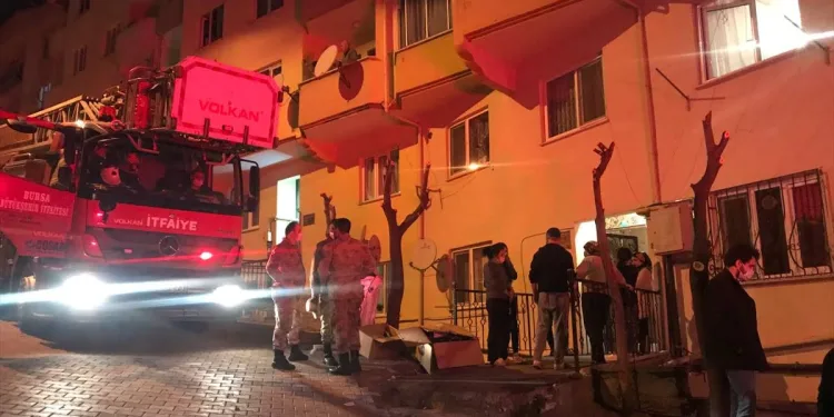 Bursa’da apartman boşluğundaki yangın panik yarattı