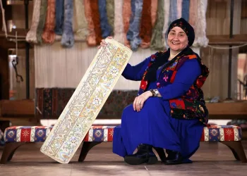 “Bursa İpeği” ellerinde hayat buluyor