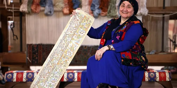 “Bursa İpeği” ellerinde hayat buluyor