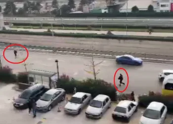 Bursa’da cezaevine götürülürken firar ettiler