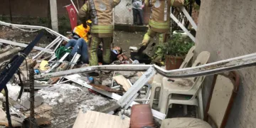 Avcılar’da balkon çöktü : 2 yaralı