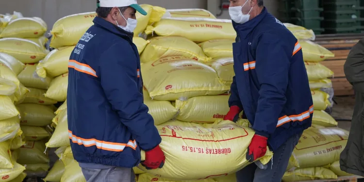 Kestel Belediyesi’nden sel mağduru çiftçilere 23 ton gübre desteği