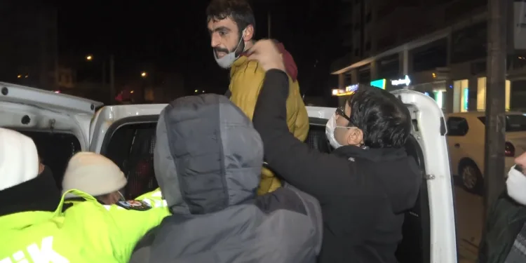 Bursa’da aranan 2 kişi kısıtlamada yakalandı