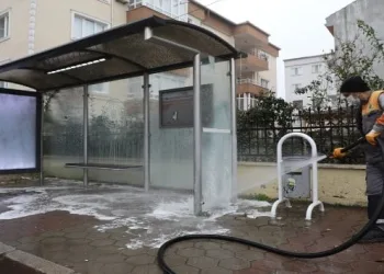 Otobüs durakları dezenfekte ediliyor