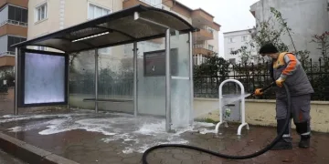 Otobüs durakları dezenfekte ediliyor