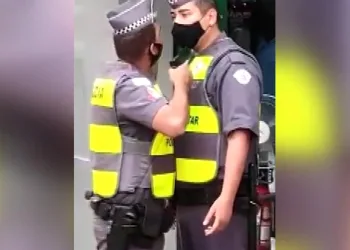 Polis yemekten geç dönen meslektaşına silah çekti