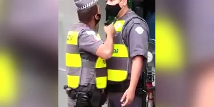 Polis yemekten geç dönen meslektaşına silah çekti