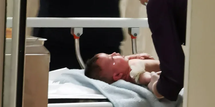 Bursa’da üzerine kaynar su dökülen bebek, ağır yaralandı