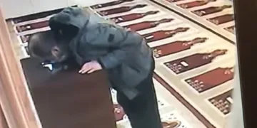 Yaparken yüzü bile kızarmadı! Camiye böyle hazırlıklı geldi
