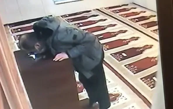 Yaparken yüzü bile kızarmadı! Camiye böyle hazırlıklı geldi