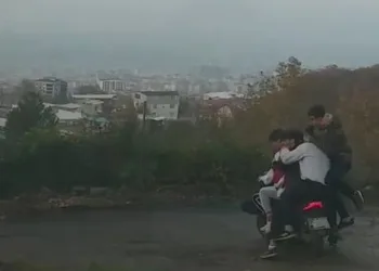 Bursa’da motosiklette 5 kişilik yolculuk